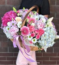 Композиция солнечный день в Новой Криуше Цветочная композиция из Розы, Хризантемы, Пионы и Лизиантусы в корзине в Новой Криуше