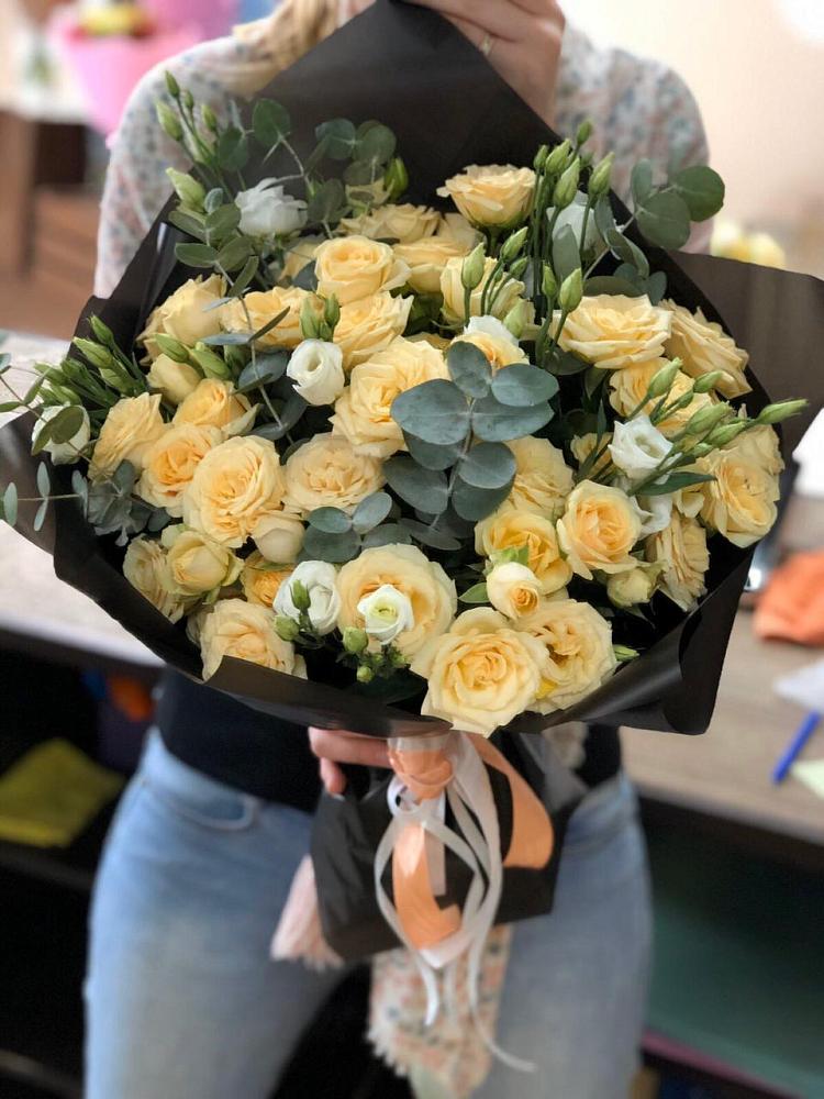 Букет цветов из: Розы и Лизиантусы в Новой Криуше