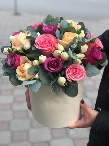Цветочная композиция из Розы в шляпной коробке в Новой Криуше
