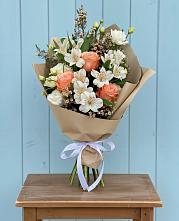 Букет цветов из:  Альстромерии, Лизиантусы, Розы и Хризантемы в Новой Криуше