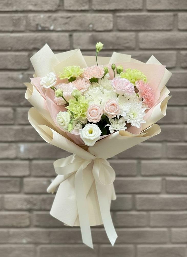 Букет цветов из: Гвоздики, Розы, Лизиантусы и Хризантемы в Новой Криуше