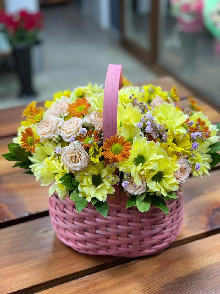 Цветочная композиция из Хризантемы и Розы в корзине в Новой Криуше