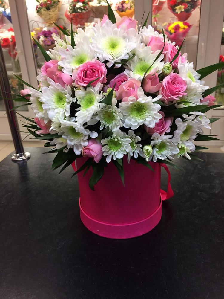 Цветочная композиция из Розы и Хризантемы в шляпной коробке в Новой Криуше