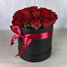Цветочная композиция из Розы в шляпной коробке в Новой Криуше
