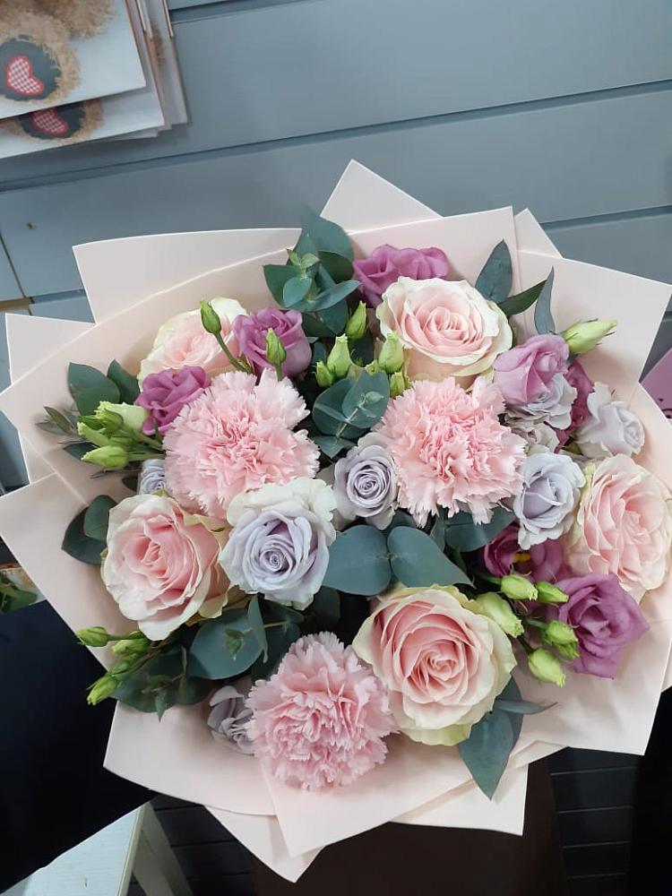 Букет цветов из: Розы, Гвоздики и Лизиантусы в Новой Криуше