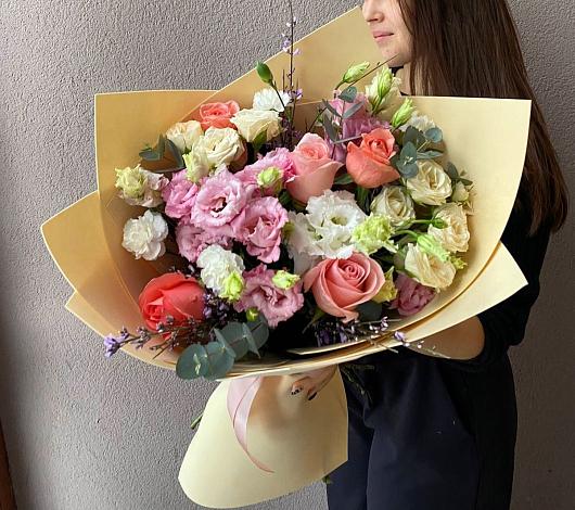 Букет цветов из: Розы, Лизиантусы и Гвоздики в Новой Криуше
