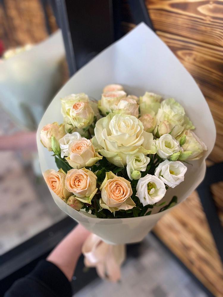 Букет цветов из: Розы и Лизиантусы в Новой Криуше